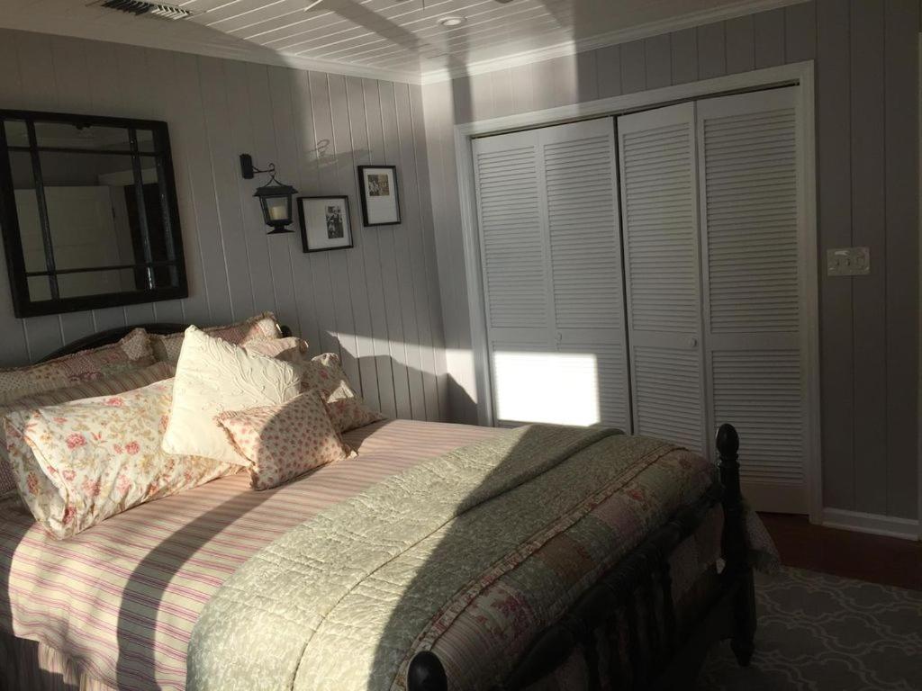 לינה וארוחת בוקר מורלס אינלט Waterside Retreat מראה חיצוני תמונה