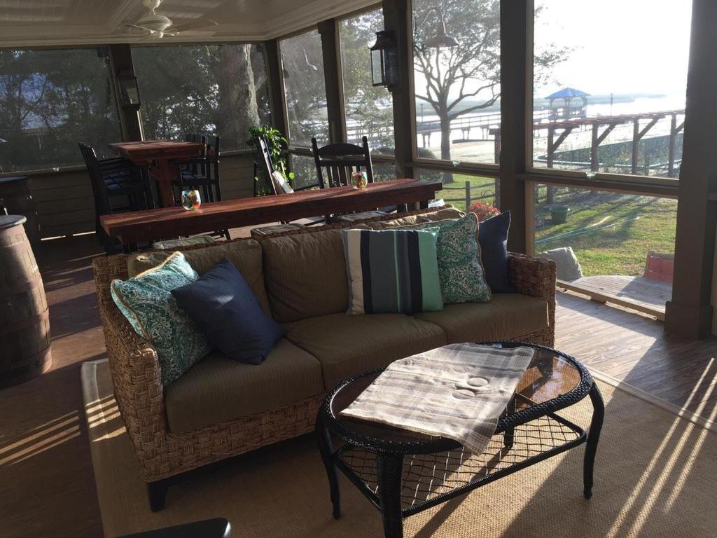 לינה וארוחת בוקר מורלס אינלט Waterside Retreat מראה חיצוני תמונה